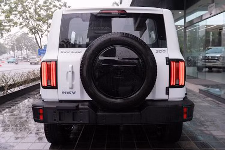 Tuy nhiên, điểm khác biệt lớn nhất của mẫu xe này nằm ở kiểu dáng vuông vức và phong cách cổ điển, đặc biệt với bánh dự phòng gắn sau. Thiết kế này gợi nhớ đến các dòng xe đi địa hình như Suzuki Jimny hay Toyota Land Cruiser Prado.