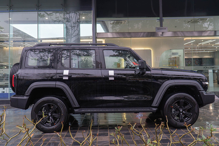 Mẫu xe SUV GWM Tank 300 sử dụng nền tảng khung gầm rời - kiến trúc thường thấy trên các mẫu xe địa hình chuyên dụng. Xe có kích thước tổng thể dài x rộng x cao lần lượt là 4.760 x 1.930 x 1.903 mm. Trục cơ sở dài 2.750 mm, tương đương các mẫu SUV cỡ C như Mazda CX-5 hay Hyundai Tucson.