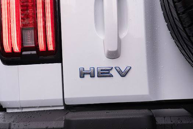 Những đường nét cơ bắp, vuông vức là tạo hình chủ đạo của Tank 300. Riêng đèn pha dạng tròn cổ điển kèm định vị LED vắt ngang. Phía sau là đèn hậu LED dạng sọc đứng, cốp mở ngang như xe Jeep địa hình.