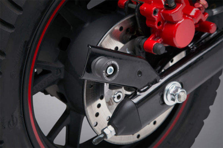 Với gói trang bị mới này, Benelli TNT 135 Yoshimura 2018 còn có những thay đổi về ngoại hình nhằm tăng độ bền và tính thẩm mỹ. Chiếc xe không chỉ mang thiết kế đầy góc cạnh, lấy cảm hứng từ các dòng TNT 1130R hay TNT 600 mà còn cá tính hơn với các phụ kiện đi kèm. 