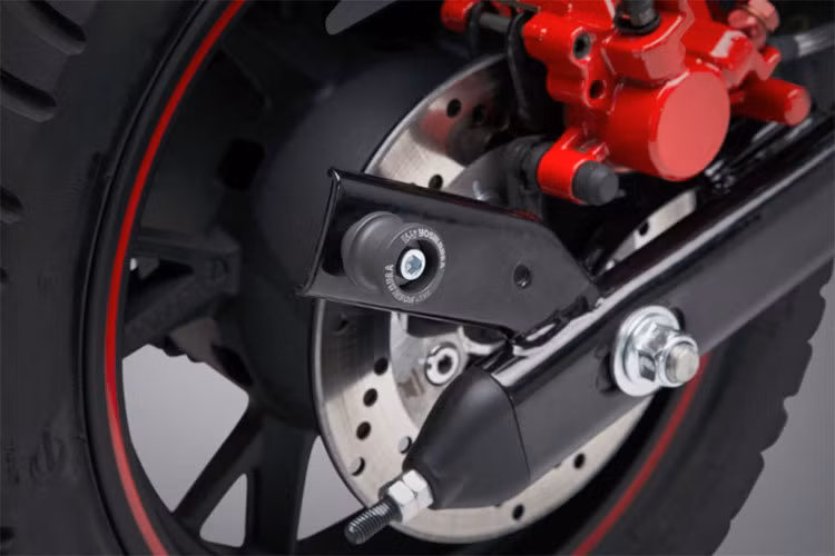 Với gói trang bị mới này, Benelli TNT 135 Yoshimura 2018 còn có những thay đổi về ngoại hình nhằm tăng độ bền và tính thẩm mỹ. Chiếc xe không chỉ mang thiết kế đầy góc cạnh, lấy cảm hứng từ các dòng TNT 1130R hay TNT 600 mà còn cá tính hơn với các phụ kiện đi kèm. 