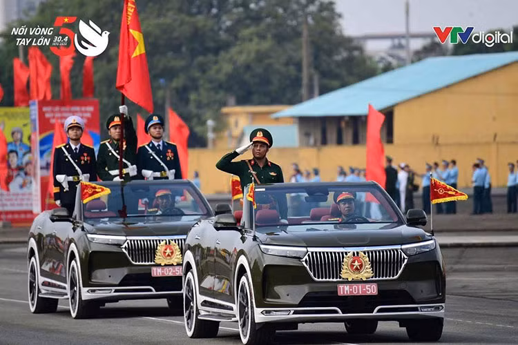 Phiên bản xe SUV Vinfast VF9 mui trần được điều chỉnh về kết cấu để phục vụ mục đích lễ nghi. Xe giữ nguyên vẻ ngoài uy nghiêm với cụm đèn LED định vị hình chữ V – biểu tượng của VinFast và Việt Nam cùng thân xe vững chãi, khoang cabin được thiết kế mở nhằm tạo điều kiện thuận lợi cho lãnh đạo phát biểu và vẫy chào quần chúng trong lễ diễu hành. 