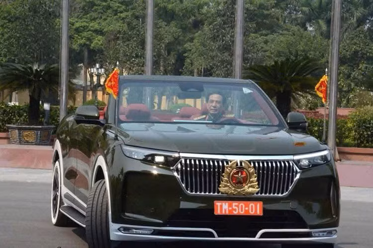 VinFast VF9 không chỉ là một chiếc xe mà còn là biểu tượng của khát vọng, của trí tuệ Việt, của hành trình vươn lên mạnh mẽ suốt nửa thế kỷ qua (Ảnh: Đại tướng Phan Văn Giang - Bộ trưởng Bộ Quốc Phòng cầm lái chạy thử Vinfast VF9 mui trần). 