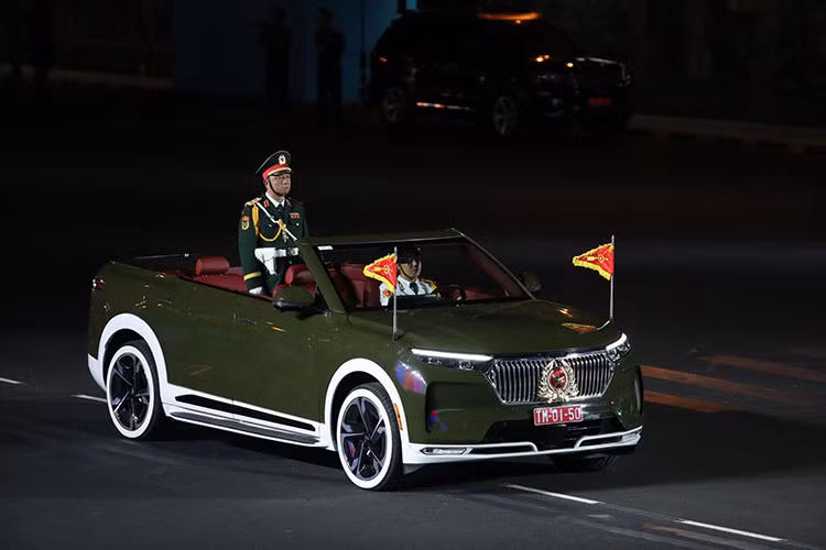 Xuất hiện trong lễ tổng duyệt, chiếc xe di chuyển uyển chuyển trong đội hình duyệt binh kết hợp với âm nhạc và đội hình quân nhạc tạo nên bức tranh tổng thể vừa hoành tráng, vừa xúc động.