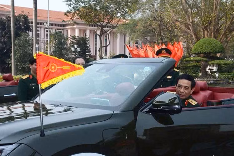 50 năm trước, ngày 30/4/1975 là cột mốc lịch sử khép lại chiến tranh, mở ra kỷ nguyên thống nhất và phát triển. Hôm nay, sự hiện diện của VinFast VF 9 trong đại lễ là minh chứng cho những bước tiến vượt bậc mà đất nước đã đạt được.