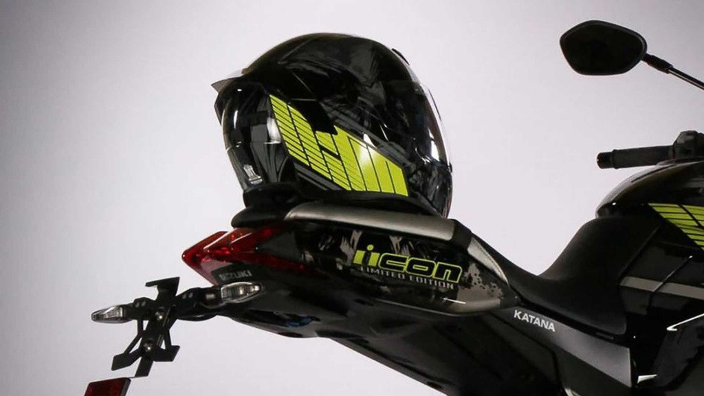 Giá xe Suzuki Katana Icon Motorsports đang được phân phối ở mức 17.627 USD (tương đương hơn 407 triệu đồng). Những khách hàng mua phiên bản giới hạn này còn được tăng thêm một mũ bảo hiểm full-face Icon Airflite Promotion Black cùng tông màu với xe.