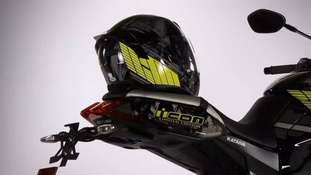 Giá xe Suzuki Katana Icon Motorsports đang được phân phối ở mức 17.627 USD (tương đương hơn 407 triệu đồng). Những khách hàng mua phiên bản giới hạn này còn được tăng thêm một mũ bảo hiểm full-face Icon Airflite Promotion Black cùng tông màu với xe.