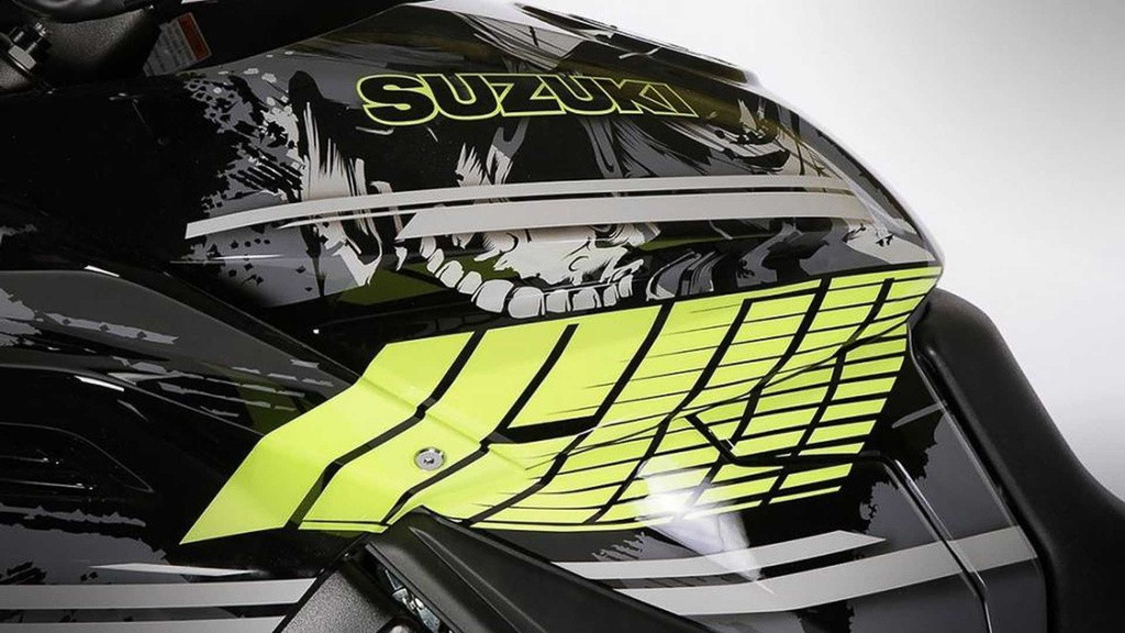 Phần bình xăng của mẫu xe môtô Suzuki Katana Icon Motorsports nhìn khá hầm hố với các chi tiết trang trí như đầu lâu, dòng chữ "ICON" màu xanh dạ quang...