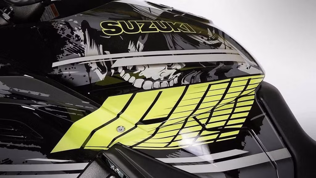 Phần bình xăng của mẫu xe môtô Suzuki Katana Icon Motorsports nhìn khá hầm hố với các chi tiết trang trí như đầu lâu, dòng chữ "ICON" màu xanh dạ quang...