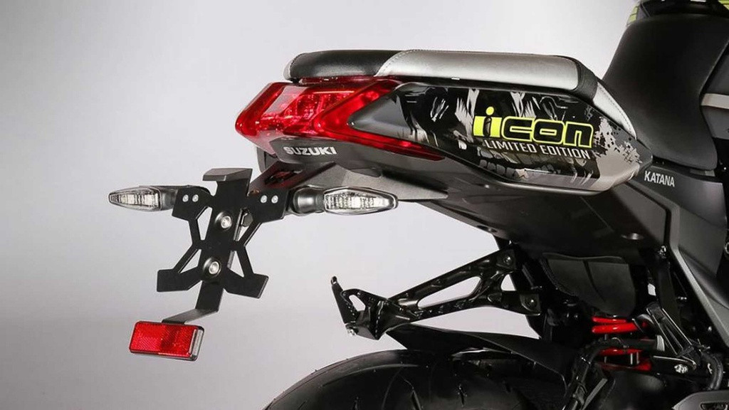 Các chi tiết thay đổi khác bao gồm khung treo biển số bằng nhôm gọn, in số thứ tự trên bình xăng và miếng ốp bình xăng.