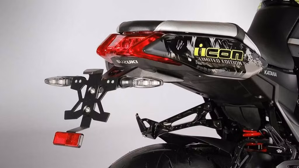 Các chi tiết thay đổi khác bao gồm khung treo biển số bằng nhôm gọn, in số thứ tự trên bình xăng và miếng ốp bình xăng.