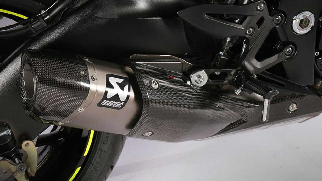 Suzuki Katana Icon Motorsports đi kèm với hệ thống ống xả Full-system từ hãng độ nổi tiếng Akrapovic. Suzuki cho biết bộ ống xả mới này giúp tăng thêm 2 mã lực và 2 Nm, đồng thời giúp giảm khối lượng của xe thêm 1 kg.