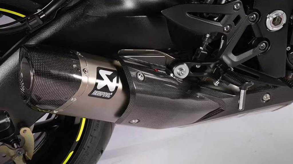 Suzuki Katana Icon Motorsports đi kèm với hệ thống ống xả Full-system từ hãng độ nổi tiếng Akrapovic. Suzuki cho biết bộ ống xả mới này giúp tăng thêm 2 mã lực và 2 Nm, đồng thời giúp giảm khối lượng của xe thêm 1 kg.