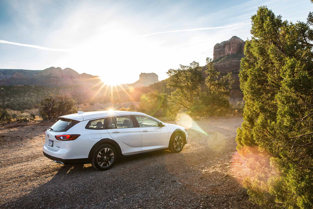 Buick Regal TourX: Phiên bản cơ sở của mẫu xe này sẽ có động cơ tăng áp 4 xi lanh, dung tích 2.0L công suất 260 mã lực, mô-men xoắn 450 Nm. Ngoài ra, xe còn được trang bị hộp số tự động 8 cấp, hệ dẫn động 4 bánh, lazang 18 inch cùng tính năng điều khiển cửa từ xa, không tồi với giá bán từ 29.070 USD.