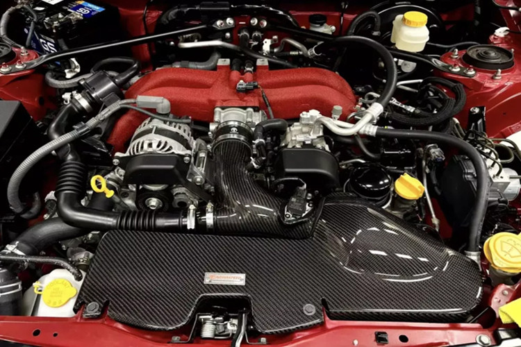 “Trái tim” của Toyota 86 là động cơ boxer 4 xy-lanh dung tích 2.0L, sản sinh công suất 205 mã lực và mô-men xoắn 211 Nm. Xe sử dụng hệ dẫn động cầu sau và hộp số sàn 6 cấp – một cấu hình mang lại trải nghiệm lái đậm chất cơ khí và cảm xúc.