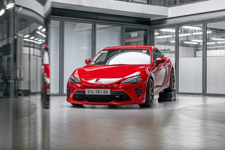 Cuối video được đăng tải ngày 11/5, người chăm sóc chiếc xe tiết lộ Cường "đô-la" sẽ thực hiện một video đánh giá chi tiết về Toyota 86 trong thời gian tới. Đây hứa hẹn là nội dung hấp dẫn với cộng đồng yêu xe thể thao tại Việt Nam.