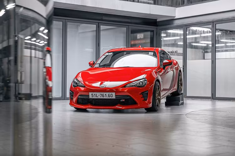 Cuối video được đăng tải ngày 11/5, người chăm sóc chiếc xe tiết lộ Cường "đô-la" sẽ thực hiện một video đánh giá chi tiết về Toyota 86 trong thời gian tới. Đây hứa hẹn là nội dung hấp dẫn với cộng đồng yêu xe thể thao tại Việt Nam.