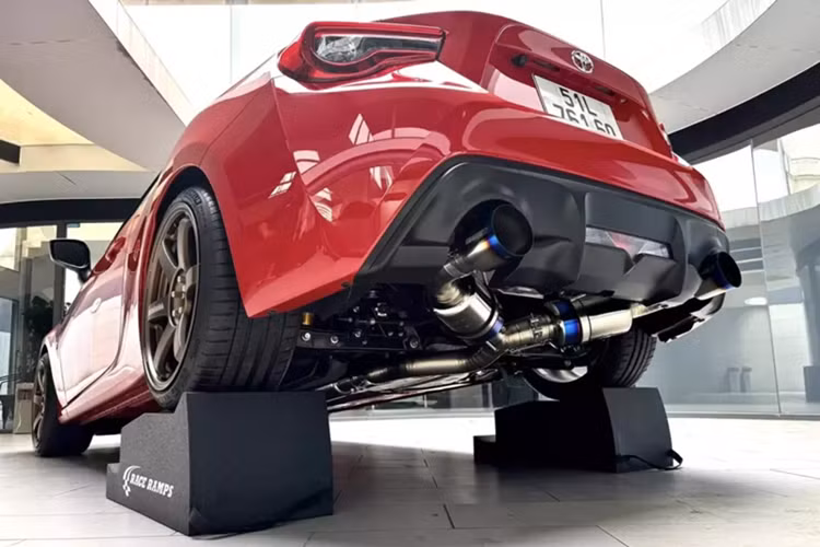 Hồi tháng 2/2025, cộng đồng yêu xe tại Việt Nam không khỏi bất ngờ khi Cường Đô la quyết định mua một chiếc Toyota 86 đời 2017, số sàn chỉ sau 15 phút chiếc xe được rao bán trên mạng xã hội. Đây là phiên bản nâng cấp của thế hệ đầu tiên, sở hữu hộp số sàn.