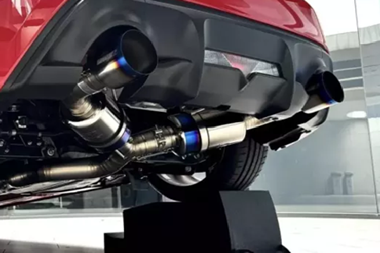 Sau 3 tháng, Toyota 86 gần như “lột xác” với hàng loạt trang bị hiệu suất cao: Bộ mâm Rays TE37 màu vàng đồng kích thước 18 inch. Phanh GRMN (Gazoo Racing Meister of Nürburgring) hiệu suất cao. Giảm xóc Ohlins chuyên dụng cho xe thể thao.