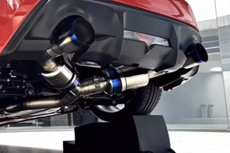 Sau 3 tháng, Toyota 86 gần như “lột xác” với hàng loạt trang bị hiệu suất cao: Bộ mâm Rays TE37 màu vàng đồng kích thước 18 inch. Phanh GRMN (Gazoo Racing Meister of Nürburgring) hiệu suất cao. Giảm xóc Ohlins chuyên dụng cho xe thể thao.