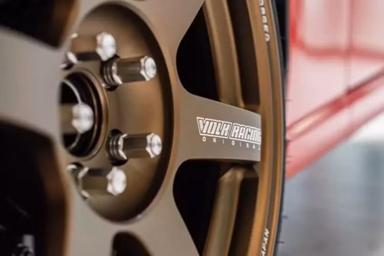 Ngoài ra, xe còn được độ Ống xả titan Tomei mang lại âm thanh uy lực, trọng lượng nhẹ .Ốp động cơ carbon Armaspeed tăng tính thẩm mỹ cho khoang máy. Tổng giá trị gói độ Toyota 86 của Cường Đô la được ước tính lên tới vài trăm triệu đồng.