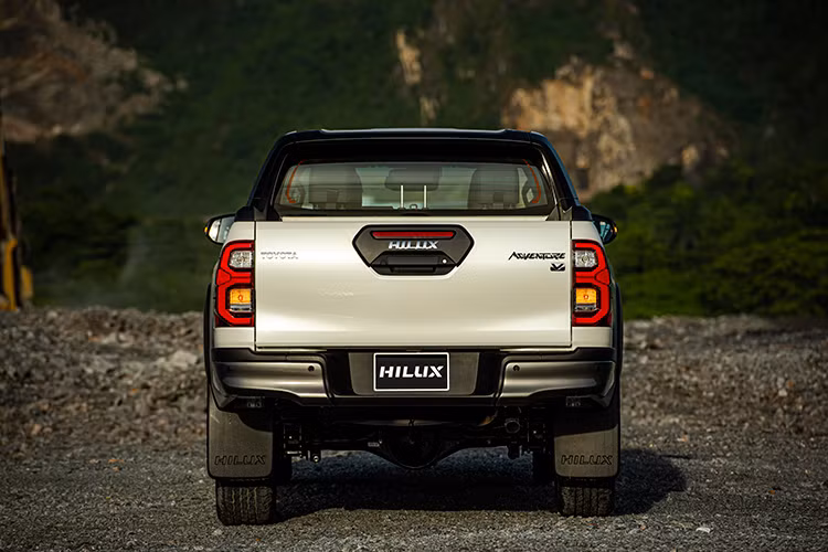 Phần đầu xe Toyota Hilux thế hệ mới sở hữu thiết kế thay đổi ấn tượng với lưới tản nhiệt hình thang, kết hợp cùng cản trước được tái thiết kế mang đến vẻ ngoài mạnh mẽ, hầm hố của chiếc bán tải hàng đầu.