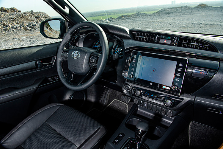 Xe được trang bị màn hình hiển thị đa thông tin TFT 4,2 inch, riêng bản Hilux 2.4L 4x2 MT không được trang bị, cụm đồng hồ dạng Ânlog cho bản tiêu chuẩn và các bản còn lại là Optitrion. Hilux mới được trang bị hệ thống định vị Navigation hỗ trợ người lái trên mỗi hành trình.