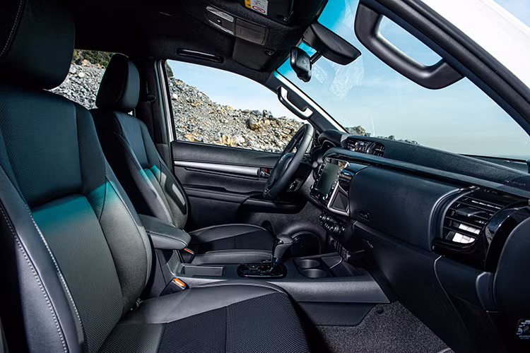 Gói công nghệ an toàn của hệ thống an toàn Toyota Safety Sense trang bị trên Hilux mới với các tính năng như: hệ thống cảnh báo tiền va chạm (PCS); hệ thống cảnh báo chệch làn đường (LDA), hệ thống điều khiển hành trình chủ động (DRCC). Ngoài ra, Hilux mới cũng được trang bị 6 cảm biến xung quanh (2 góc trước, 2 góc sau, 2 cảm biến sau) hỗ trợ việc đỗ xe và di chuyển trong không gian nhỏ hẹp.