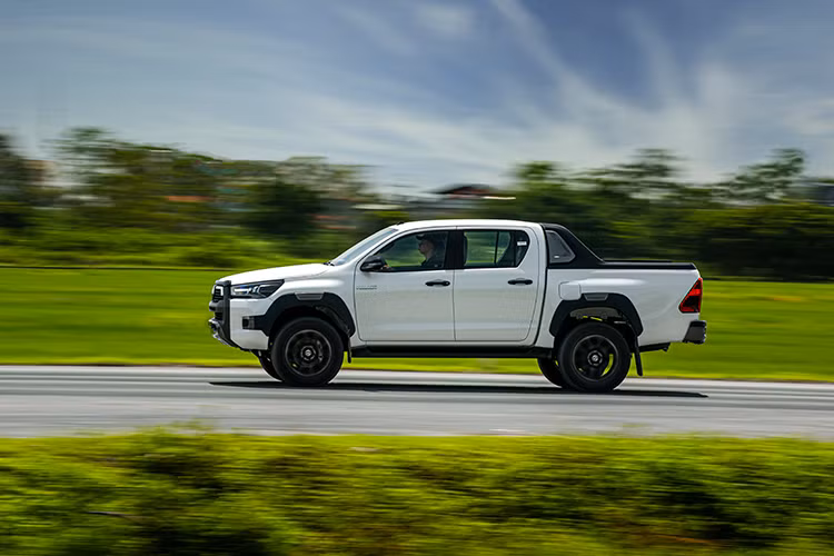 Hiện phiên bản Hilux 2.4L 4x4 MT chưa được nhà phân phối công bố. Toyota Hilux mới có hai tùy chọn là hộp số tay 6 cấp và tự động 6 cấp. Toyota Hilux mới được nhập khẩu nguyên chiếc từ Thái Lan với 6 màu sơn ngoại thất (bạc, trắng ngọc trai, xám, đen, đỏ, cam). Giá xe Toyota Hilux 2020 mới từ 628 triệu đồng cho bản 2.4l đến 921 triệu đồng cho bản cao cấp nhất 2.8l.