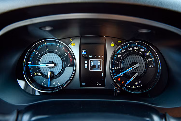 Với việc trang bị hệ thống an toàn hàng đầu Toyota Safety Sense, Hilux đã hoàn thiện gói an toàn chủ động và bị động trở thành chiếc bán tải an toàn hàng đầu phân khúc.