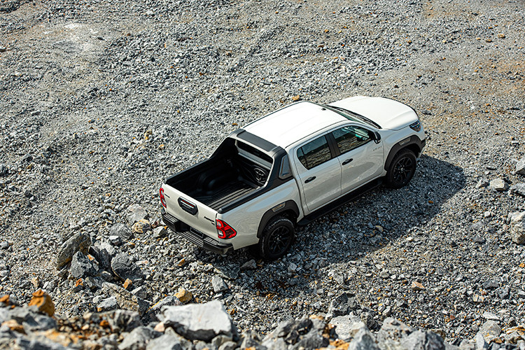 Cung cấp sức mạnh cho bán tải Toyota Hilux mới trên cả 4 phiên bản là động cơ dầu, 2GD-FTV, 4 xi-lanh thẳng hàng. Trong đó, phiên bản Hilux 2.4L 4x2 MT; Hilux 2.4L 4x2 AT có công suất là 147 mã lực và mô-men xoắn cực đại 400 Nm.