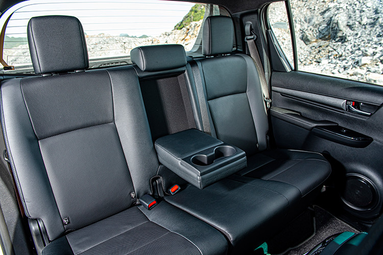 Các trang bị tiêu chuẩn khác trên xe như: 7 túi khí, cùng hàng loạt tính năng an toàn tiêu chuẩn như: hệ thống chống bó cứng phanh (ABS), hệ thống hỗ trợ lực phanh khẩn cấp (BA), hệ thống phân phối lực phanh điện tử (EBD), hệ thống kiểm soát lực kéo (TRC), hỗ trợ khởi hành ngang dốc (HAC) và hệ thống hỗ trợ đổ đèo (DAC).