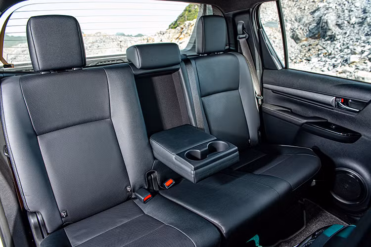 Các trang bị tiêu chuẩn khác trên xe như: 7 túi khí, cùng hàng loạt tính năng an toàn tiêu chuẩn như: hệ thống chống bó cứng phanh (ABS), hệ thống hỗ trợ lực phanh khẩn cấp (BA), hệ thống phân phối lực phanh điện tử (EBD), hệ thống kiểm soát lực kéo (TRC), hỗ trợ khởi hành ngang dốc (HAC) và hệ thống hỗ trợ đổ đèo (DAC).