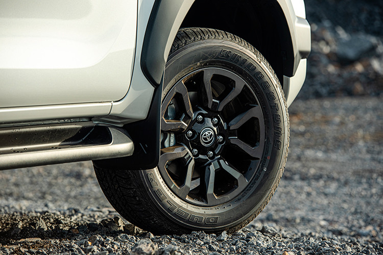 Cụm đèn sương mù phía trước và cụm đèn hậu phía sau cũng được tinh chỉnh, tạo hình hiện đại, vuông vức mang đến sự trẻ trung, năng động cho chiếc xe. Phiên bản cao nhất Adventure được trang bị hệ thống đèn pha với công nghệ bi-LED, cùng bộ vành 18 inch nổi bật, cuốn hút.