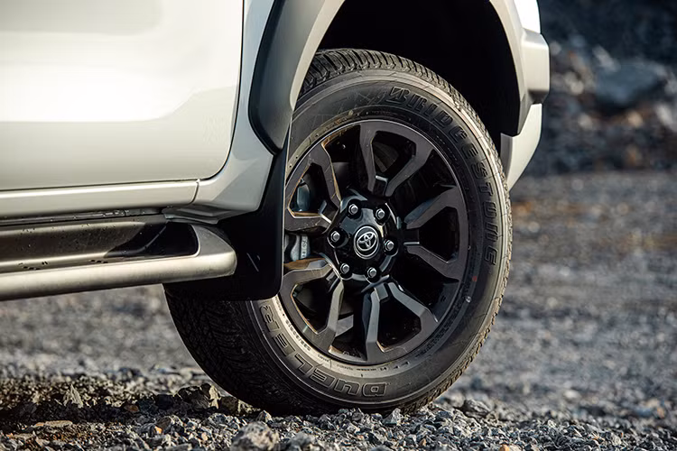 Cụm đèn sương mù phía trước và cụm đèn hậu phía sau cũng được tinh chỉnh, tạo hình hiện đại, vuông vức mang đến sự trẻ trung, năng động cho chiếc xe. Phiên bản cao nhất Adventure được trang bị hệ thống đèn pha với công nghệ bi-LED, cùng bộ vành 18 inch nổi bật, cuốn hút.