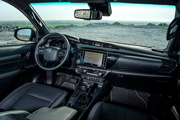 Bên trong, hệ thống giải trí là màn hình cảm ứng 8 inch (bản Adventure), kết nối Apple Carplay/Android Auto và 9 loa JBL tiêu chuẩn. Trong khi đó, 3 phiên bản Hilux 2.4L 4x2 MT; Hilux 2.4L 4x2 AT và Hilux 2.4L 4x4 MT là loại màn hình 7 inch, dàn âm thanh 4 loa, đầu CD/DVD (tùy chọn cho từng phiên bản).