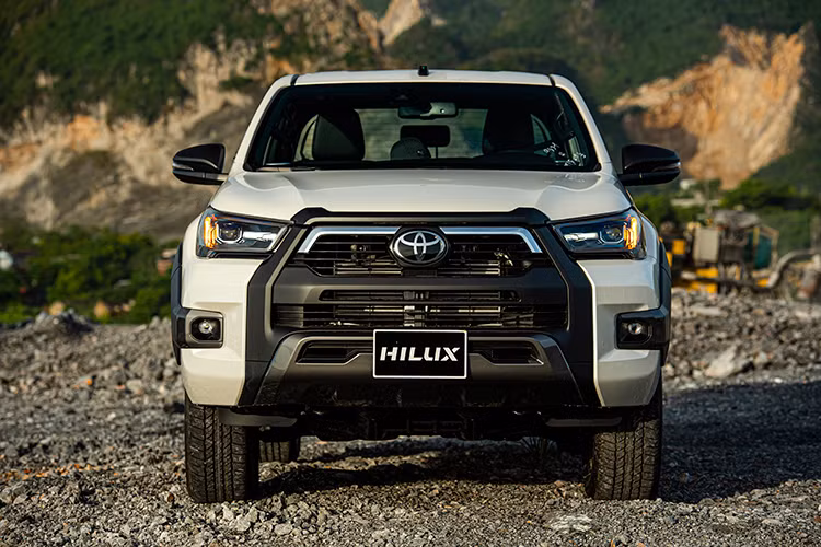 Tiếp nối thành công của Hilux ở các thị trường lớn trên thế giới, hàng ngàn chiếc xe Hilux đã nhận được sự tin tưởng của khách hàng Việt từ năm 2009 đến nay bởi những giá trị cốt lõi của Toyota như tính bền bỉ, chất lượng và tiết kiệm nhiên liệu. Mẫu xe Toyota Hilux 2020 mới ra mắt tại Việt Nam được lột xác với thiết kế đột phá, công nghệ an toàn Toyota toàn cầu TSS và tăng cường sức mạnh vận hành vượt trội.