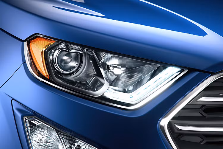 Tiếp đến là bộ vành hợp kim nhôm 17 inch dành cho bản cao cấp, đi kèm lốp Michelin Primacy 3ST Haoyue với kích thước 205/50 R17. Ngoài ra, mẫu xe mới này còn có thêm màu sơn xanh dương, cam và đỏ mới.