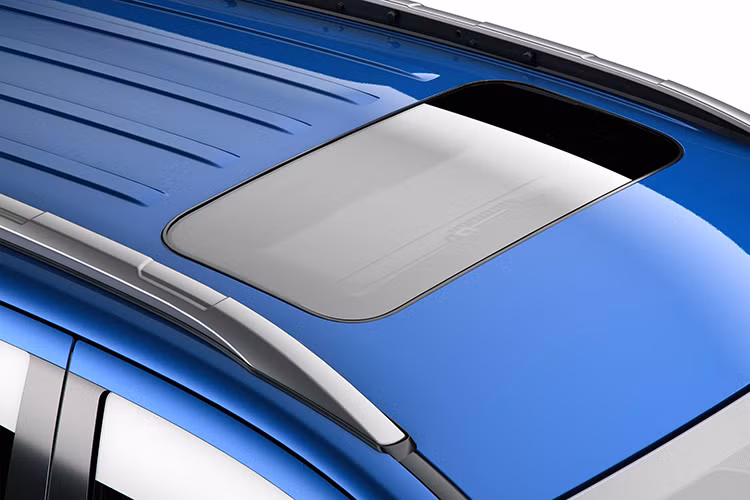 Bên trong của mẫu xe SUV đô thị cỡ nhỏ Ford EcoSport 2018 tại Ấn Độ xuất hiện hệ thống thông tin giải trí với màn hình cảm ứng tiêu chuẩn, áp dụng cho mọi bản trang bị, trừ tiêu chuẩn. Màn hình này nằm trên cụm điều khiển tái thiết kế, đi kèm hệ thống hỗ trợ SYNC 3.