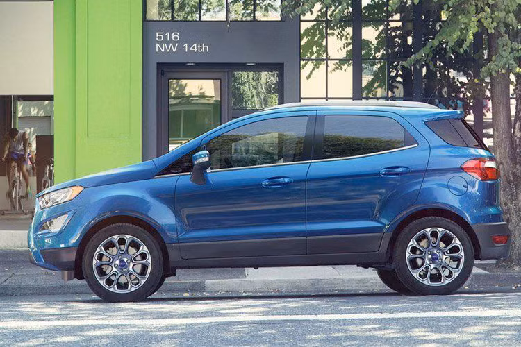 Riêng phiên bản cao cấp nhất của Ford EcoSport Titanium+ sẽ được bổ sung thêm túi khí bên và túi khí rèm, cần gạt cảm ứng mưa, đèn pha tự động, camera lùi cùng chốt lắp ghế dành riêng cho trẻ em ở hàng ghế sau.