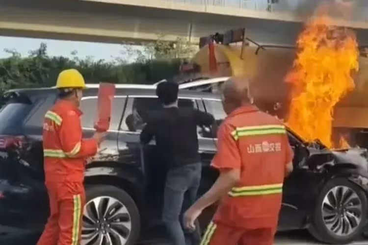 Xe dien Aito M7 Plus tai nan nghiem trong khien 3 nguoi tu vong