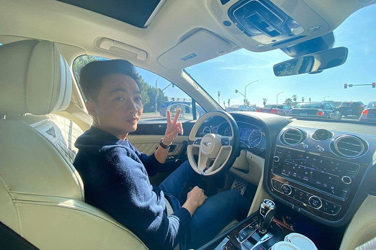 Chiếc xe thể thao Porsche 911 thế hệ mới của Cường Đô la mới mua thuộc thế hệ thứ 8. Tuy nhiên, kiểu dáng thiết kế của Porsche 911 Carrera S 2020 vẫn quen thuộc như thế hệ thứ 7. Điểm khác biệt chỉ đến từ đèn pha LED cải tiến mới, cửa hút gió và đèn LED ban ngày tinh chỉnh.