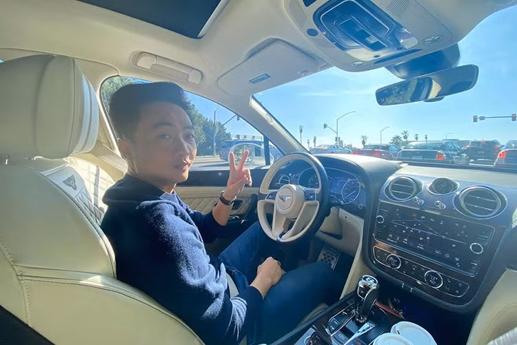 Chiếc xe thể thao Porsche 911 thế hệ mới của Cường Đô la mới mua thuộc thế hệ thứ 8. Tuy nhiên, kiểu dáng thiết kế của Porsche 911 Carrera S 2020 vẫn quen thuộc như thế hệ thứ 7. Điểm khác biệt chỉ đến từ đèn pha LED cải tiến mới, cửa hút gió và đèn LED ban ngày tinh chỉnh.