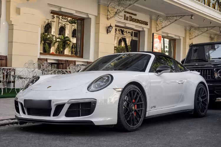 Giá xe Porsche 911 Carrera S 2020 chính hãng được bán ra từ 7,65 tỷ đồng cho bản tiêu chuẩn. Khi về Việt Nam xe có màu sơn tùy chọn với giá dao động từ 80 triệu đến gần 300 triệu đồng.