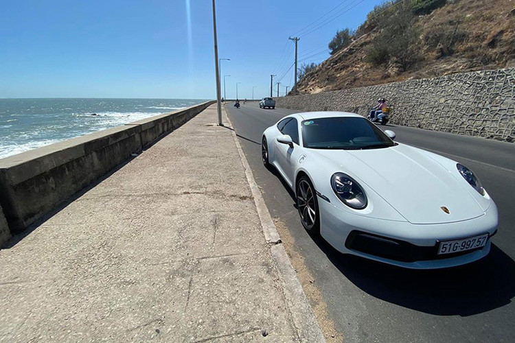 Có thể nói rằng dù sở hữu nhiều siêu xe của các thương hiệu như Ferrari, Lamborghini, McLaren, Nissan GT-R, Mercedes-Benz SLR McLaren... nhưng chính chiếc xe thể thao Porsche 911 Carrera S 2020 mới là người bạn đồng hành nhiều nhất với Cường Đô la trên các cung đường từ Nam ra đến Bắc hay Tây Nguyên.