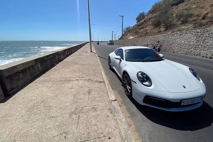 Có thể nói rằng dù sở hữu nhiều siêu xe của các thương hiệu như Ferrari, Lamborghini, McLaren, Nissan GT-R, Mercedes-Benz SLR McLaren... nhưng chính chiếc xe thể thao Porsche 911 Carrera S 2020 mới là người bạn đồng hành nhiều nhất với Cường Đô la trên các cung đường từ Nam ra đến Bắc hay Tây Nguyên.