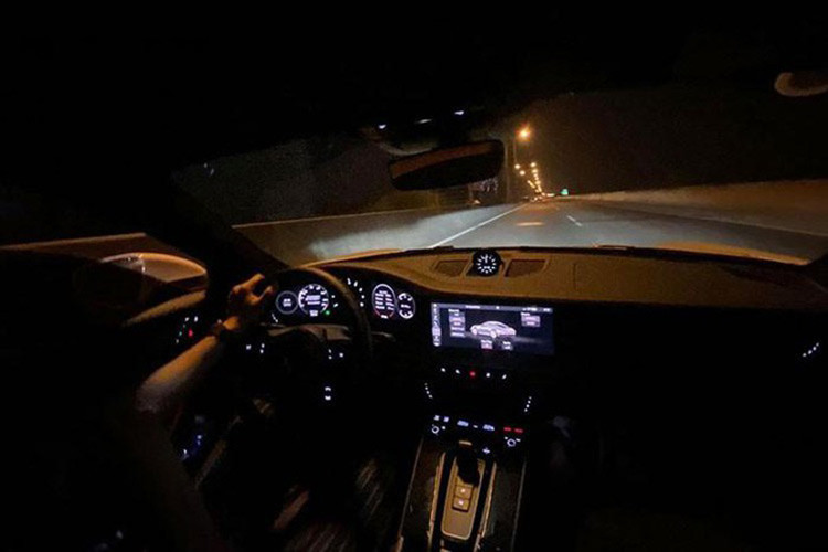 Porsche 911 Carrera S thế hệ mới được nâng cấp động cơ 6 xi-lanh, dung tích 3.0 lít, tăng áp kép, sản sinh công suất tối đa 385 mã lực, tăng 15 mã lực so với thế hệ cũ. Porsche 911 Carrera S 2020 giờ đây chỉ mất thời gian 3,7 giây để có thể tăng tốc từ vị trí xuất phát lên 100 km/h trước khi đạt vận tốc tối đa 308 km/h.