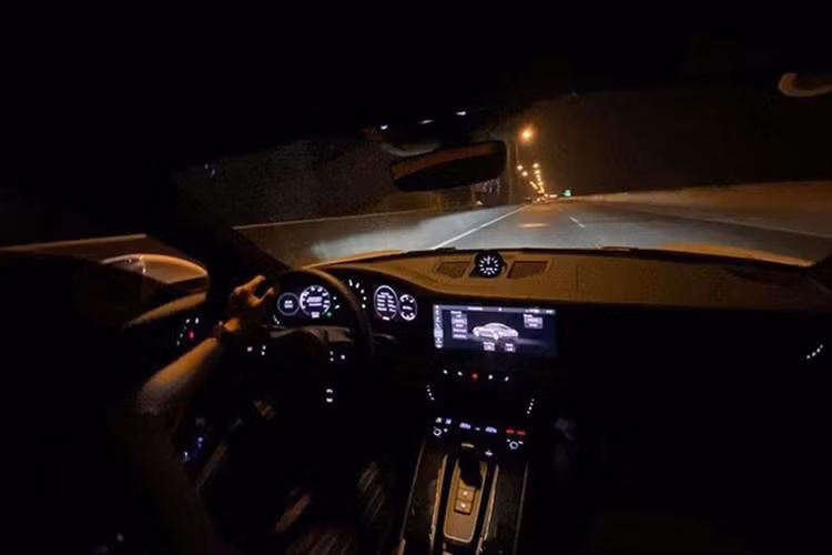 Porsche 911 Carrera S thế hệ mới được nâng cấp động cơ 6 xi-lanh, dung tích 3.0 lít, tăng áp kép, sản sinh công suất tối đa 385 mã lực, tăng 15 mã lực so với thế hệ cũ. Porsche 911 Carrera S 2020 giờ đây chỉ mất thời gian 3,7 giây để có thể tăng tốc từ vị trí xuất phát lên 100 km/h trước khi đạt vận tốc tối đa 308 km/h.