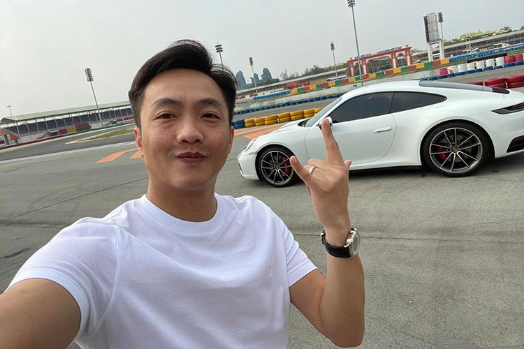 Nổi tiếng là người mua chiếc siêu xe Lamborghini đầu tiên về Việt Nam và trong hơn 13 năm chơi siêu xe tại dải đất hình chữ S, rất khó để đếm số lượng các mẫu xe tốc độ đã từng qua tay của doanh nhân Nguyễn Quốc Cường hay còn gọi là Cường Đô la. Hiện bộ sưu tập siêu xe của Cường Đô la chỉ có duy nhất chiếc McLaren 72S màu cam và bên cạnh đó là mẫu siêu xe Porsche 911 Carrera S 2020.