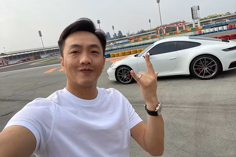 Nổi tiếng là người mua chiếc siêu xe Lamborghini đầu tiên về Việt Nam và trong hơn 13 năm chơi siêu xe tại dải đất hình chữ S, rất khó để đếm số lượng các mẫu xe tốc độ đã từng qua tay của doanh nhân Nguyễn Quốc Cường hay còn gọi là Cường Đô la. Hiện bộ sưu tập siêu xe của Cường Đô la chỉ có duy nhất chiếc McLaren 72S màu cam và bên cạnh đó là mẫu siêu xe Porsche 911 Carrera S 2020.